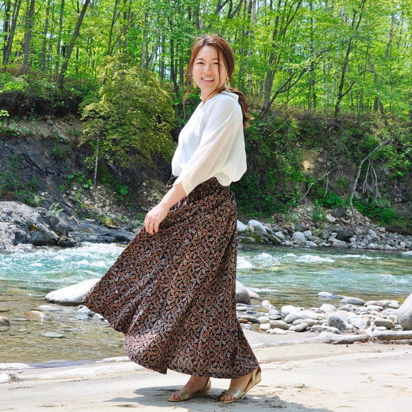 エスニック・ロングスカート　天然染料で、手押し木版によって染められた生地を使用したマキシ丈のスカート