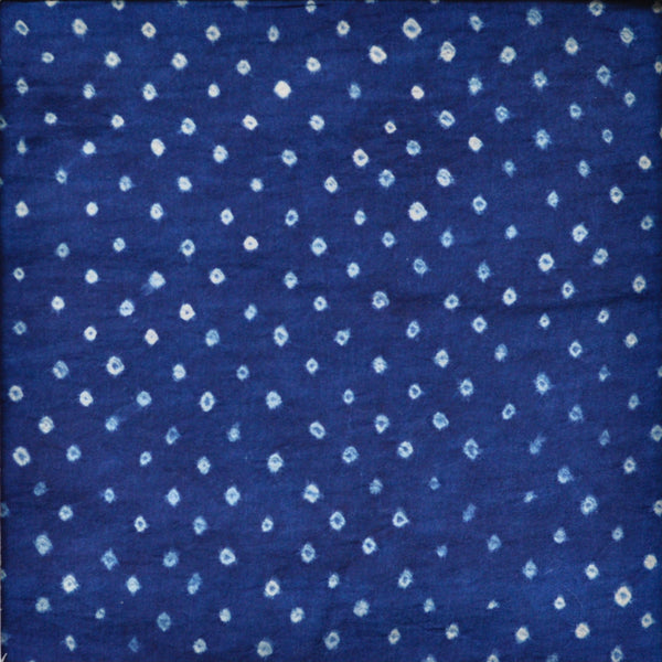 Ismail Khatri氏の工房で染色されたインディゴ（藍染）の絞り。110cm×184cm