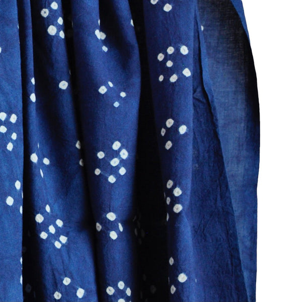 Ismail Khatri氏の工房で染色されたインディゴ（藍染）の絞り。110cm×200cm