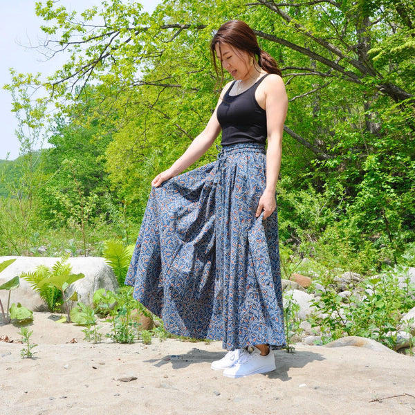 エスニック・ロングスカート　天然染料で、手押し木版によって染められた生地を使用したマキシ丈のスカート
